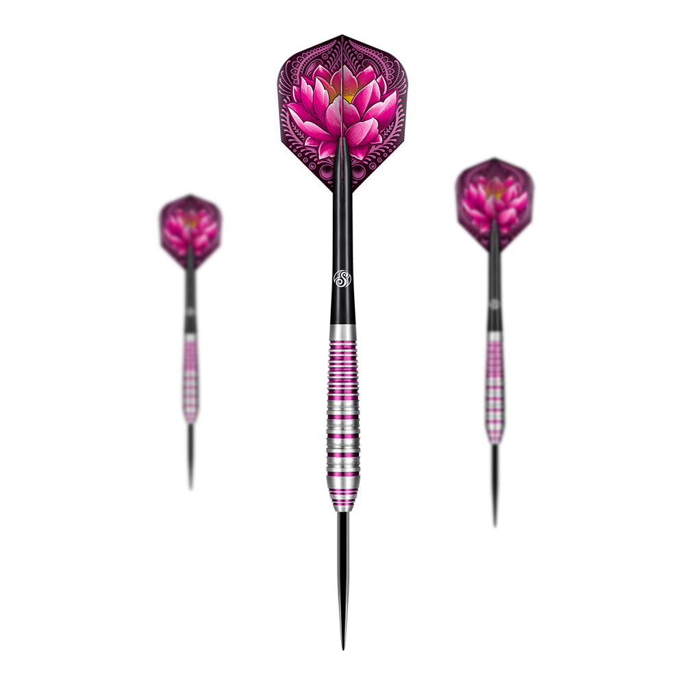 Shot ZEN Juji Steeldarts Das Bild zeigt drei Steeldarts mit auffälligen, pinken Flights, die mit einer Lotusblume verziert sind. Die Griffstücke der Darts sind silberfarben mit pinken Ringen gestaltet.