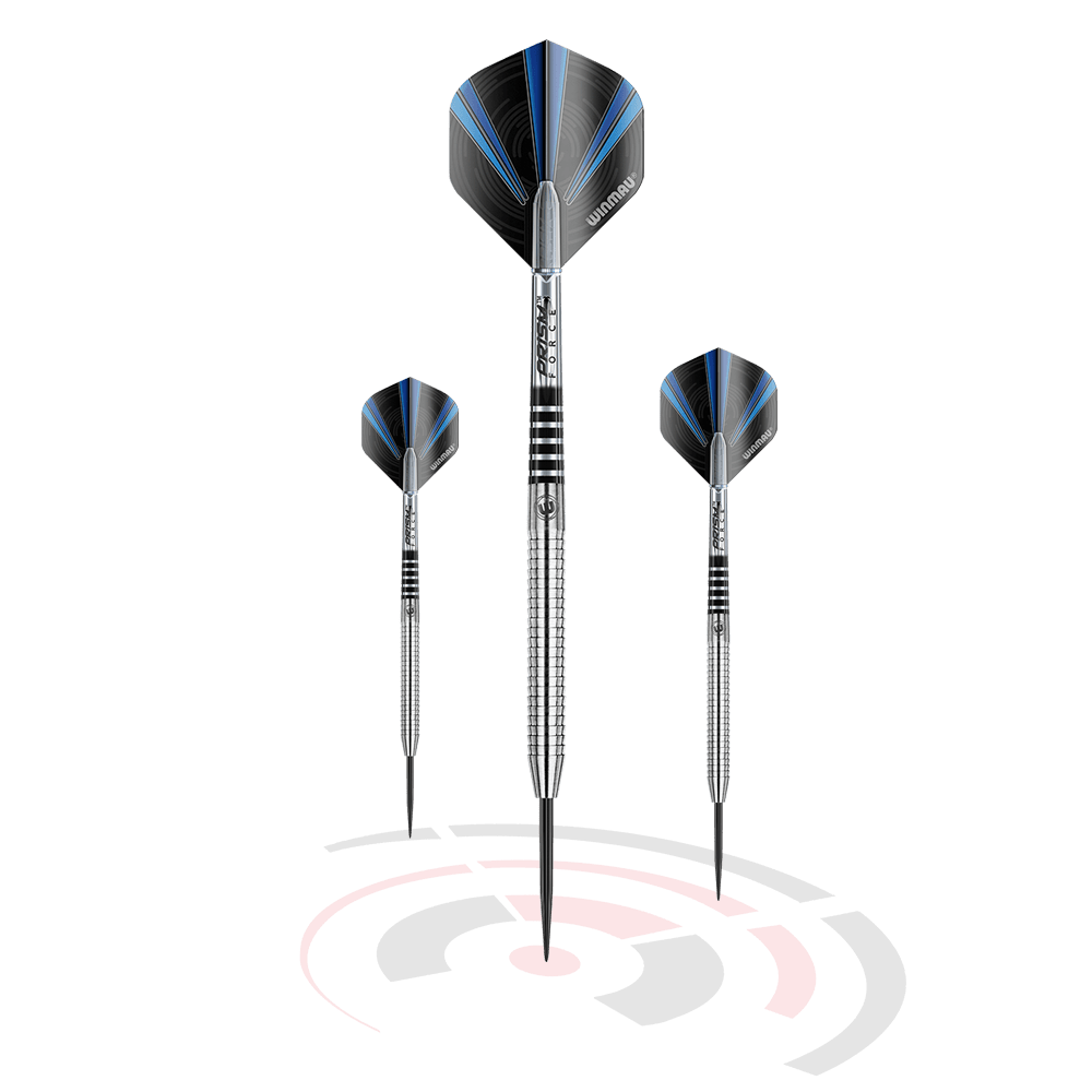 1086-20_Winmau_Sabotage_Steeldarts_1 Das Bild zeigt drei Winmau Sabotage Steeldarts mit silbernen Schäften und schwarz-blauen Flights. Sie stehen aufrecht über einem stilisierten Ziel in Schwarz und Rot.