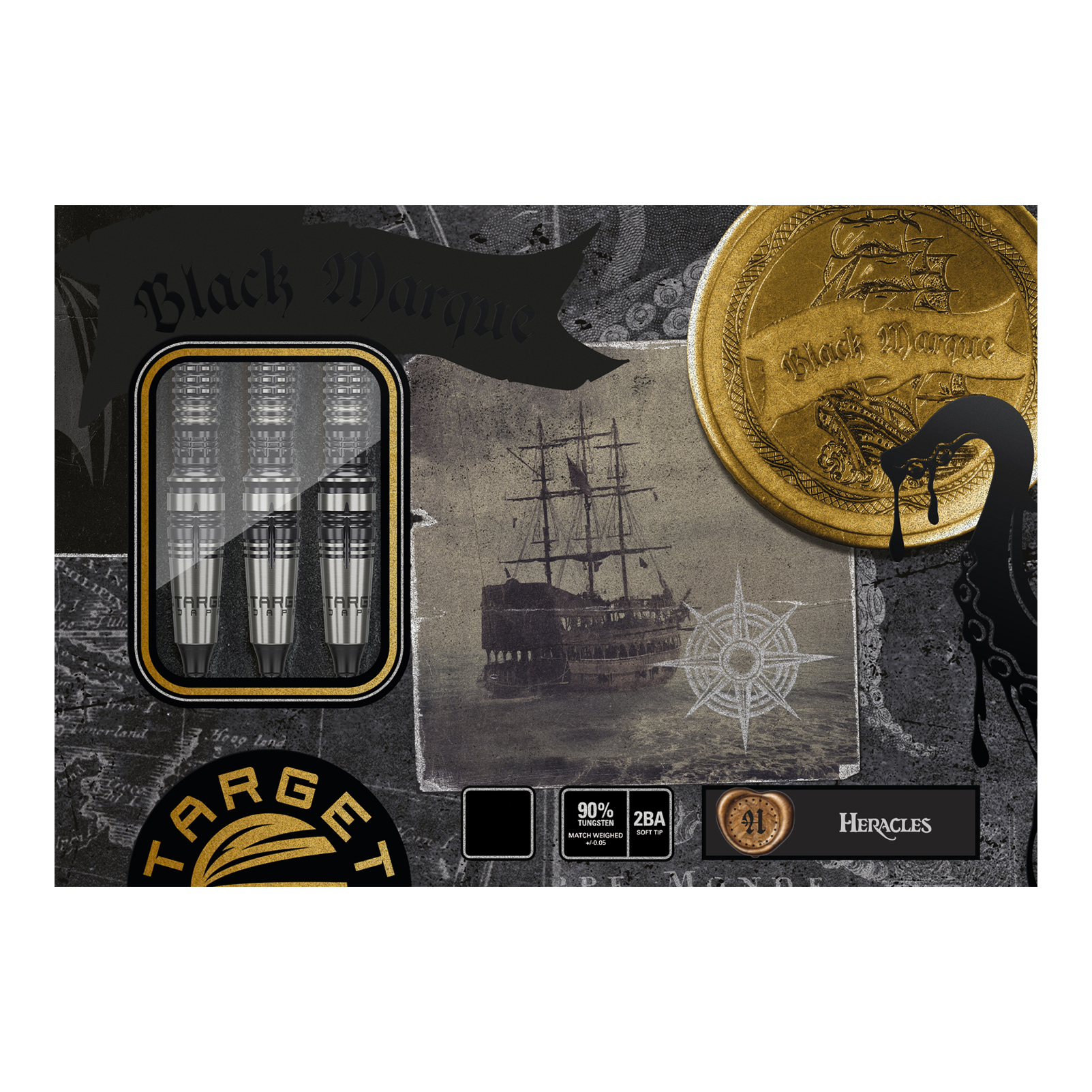Target Japan Black Marque Heracles Soft Darts - 18g Das Bild zeigt die Verpackung der Target Japan Black Marque Heracles Softdarts - 18g. Auf der Verpackung sind drei Darts, ein altes Schiff, eine goldene Münze und maritime Motive abgebildet.