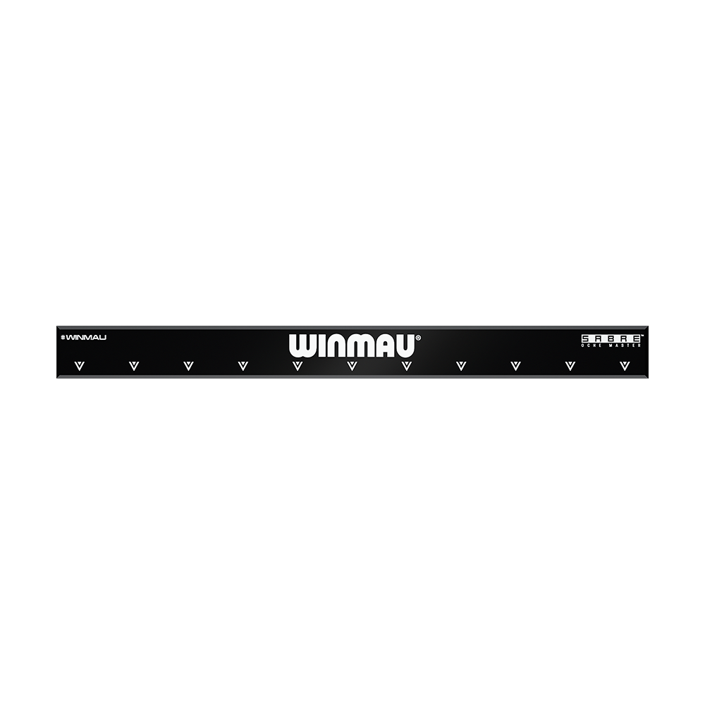 8208_Winmau_Sabre_Oche_Master_2 Das Bild zeigt das Produkt "Winmau Sabre Oche Master". Es handelt sich um eine schwarze Messleiste mit weißen Markierungen und dem Winmau-Logo in der Mitte.