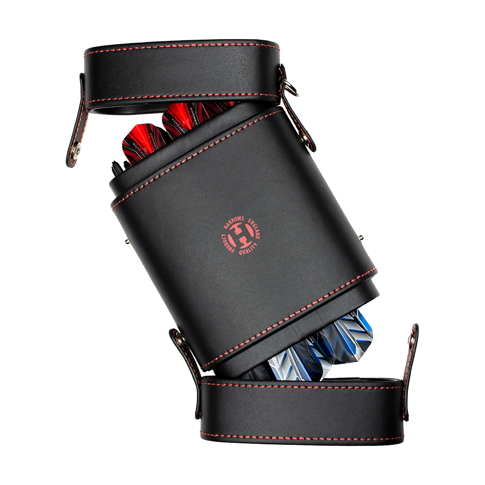 Das Bild zeigt ein schwarzes Harrows Prima Dartcase mit roter Naht. Im Inneren sind Dartpfeile mit bunten Flights sichtbar.