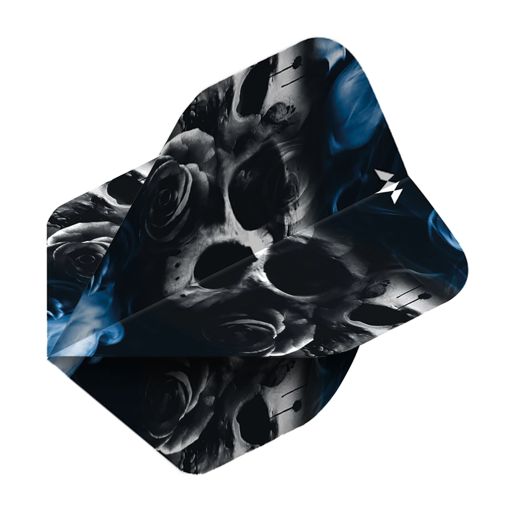 Das Bild zeigt einen Dart-Flügel aus der Serie "Mission Solo Shaun McDonald No2 Standard Flights". Das Design ist in dunklen Farben gehalten und zeigt Totenköpfe sowie Rosen mit blauen Akzenten.