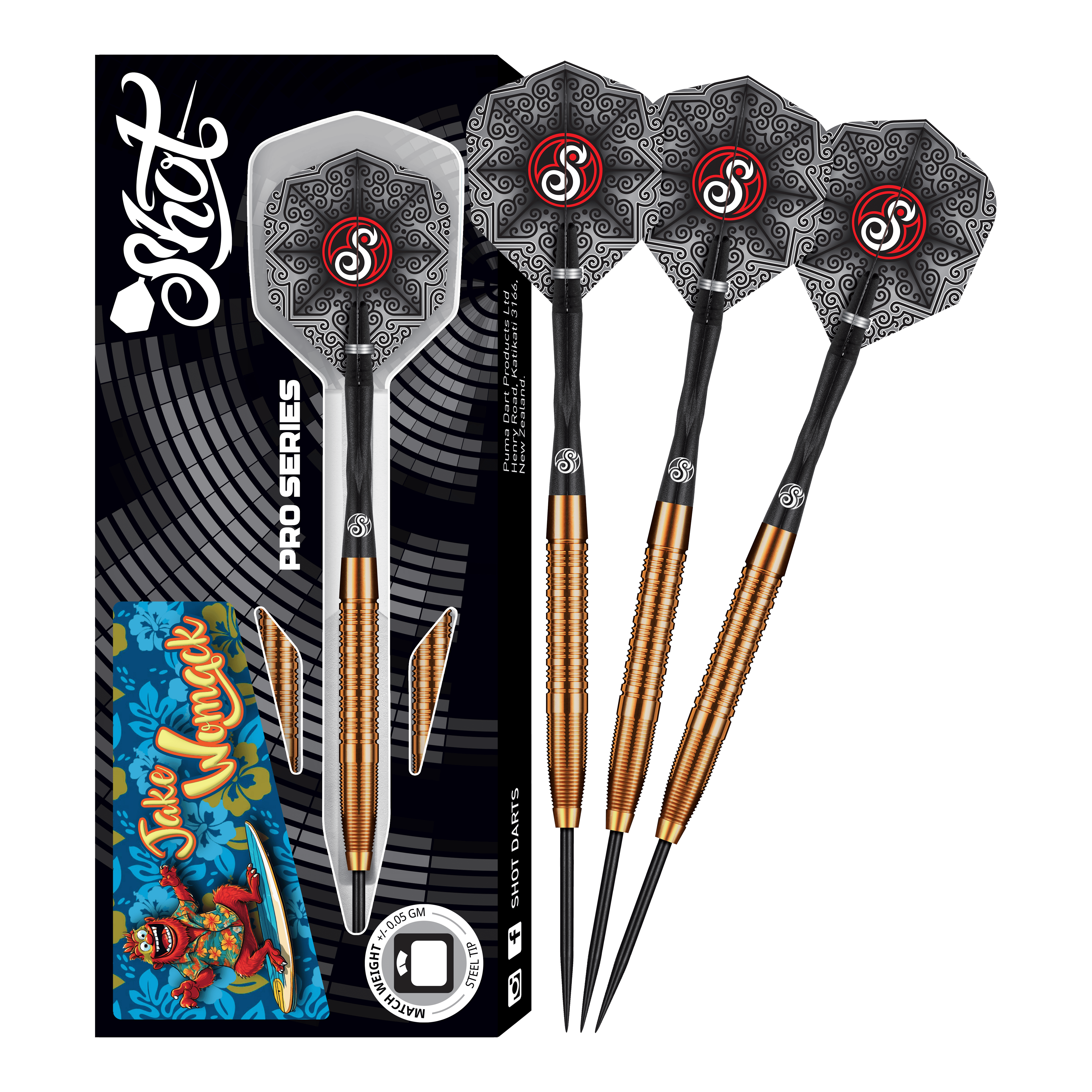 Shot Pro Series Jake Womack Steel Darts - 23g Das Bild zeigt das Produkt "Shot Pro Series Jake Womack Steeldarts - 23g". Drei Steeldarts mit schwarz-goldenem Griff und verzierten Flights sind neben der Verpackung zu sehen.