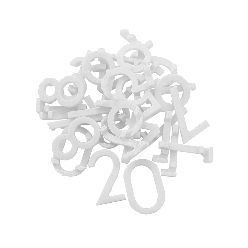 Das Bild zeigt weiße Ersatznummern für eine Dartscheibe. Die Zahlen sind aus Kunststoff und liegen ungeordnet auf einem Haufen.