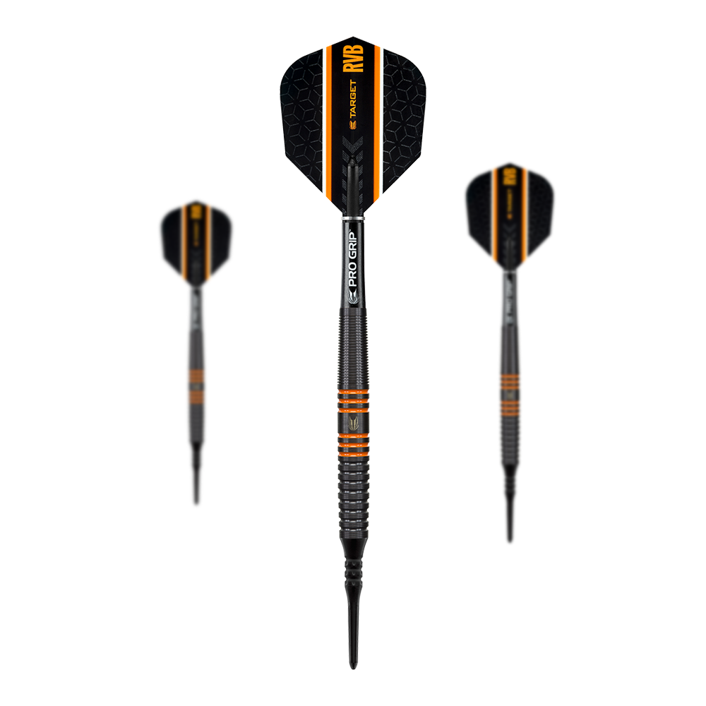 Das Bild zeigt drei schwarze Softdarts der Marke Target RVB 80% Black Tungsten. Die Darts haben orangene Akzente und die Flights sind mit dem Schriftzug "RVB" versehen.
