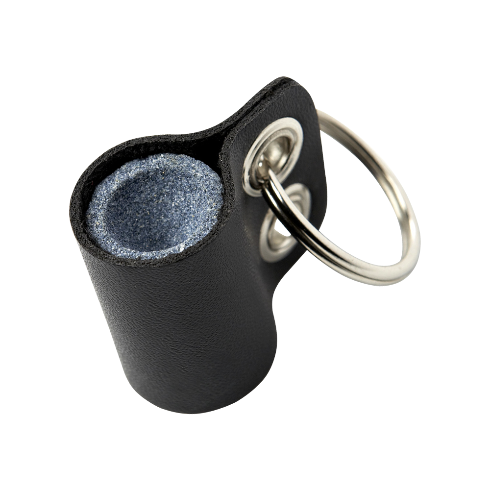 667_Winmau_Keyring_Dart_Sharpener_Schleifstein_1 Das Bild zeigt einen Winmau Schlüsselanhänger Dart- Schärfer Schleifstein. Er besteht aus einem kleinen Schleifstein in einer schwarzen Hülle mit einem Metallring zum Befestigen am Schlüsselbund.
