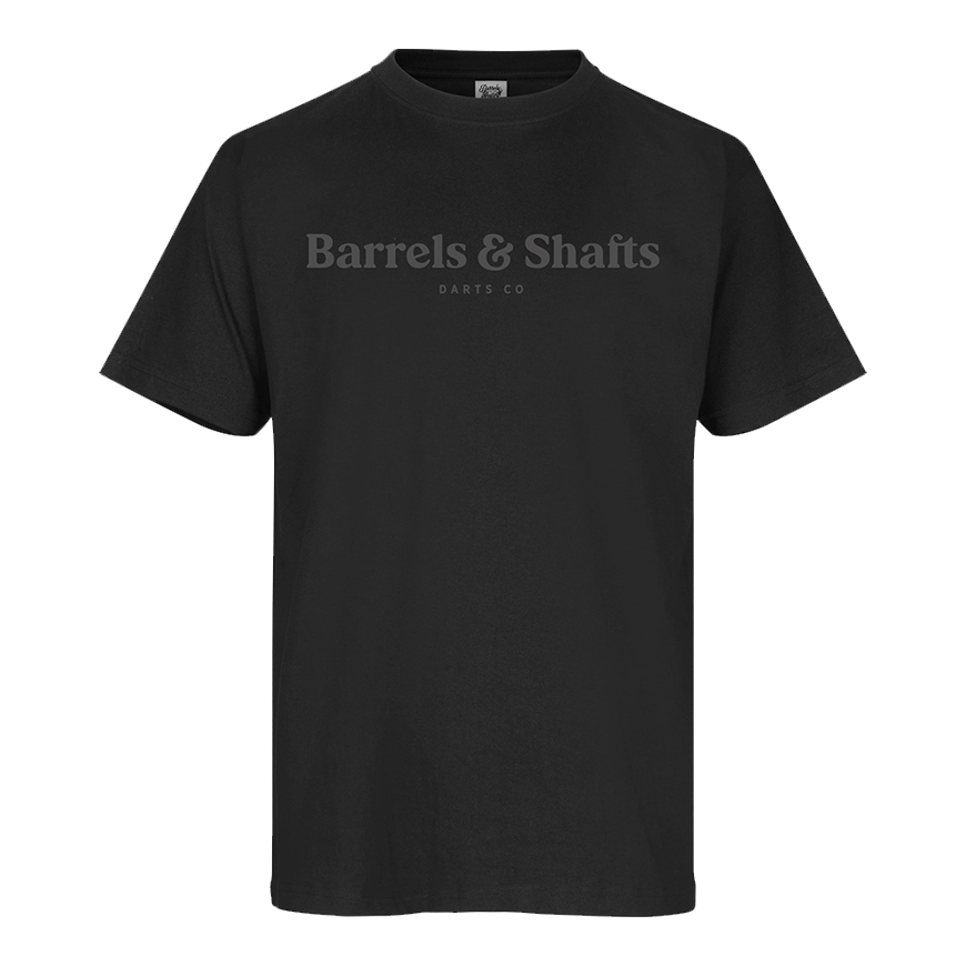 Barrels and Shafts T-Shirt - Black Das Bild zeigt ein schwarzes T-Shirt mit dem Aufdruck "Barrels & Shafts" auf der Vorderseite. Unter dem Schriftzug steht in kleinerer Schrift "DARTS CO".