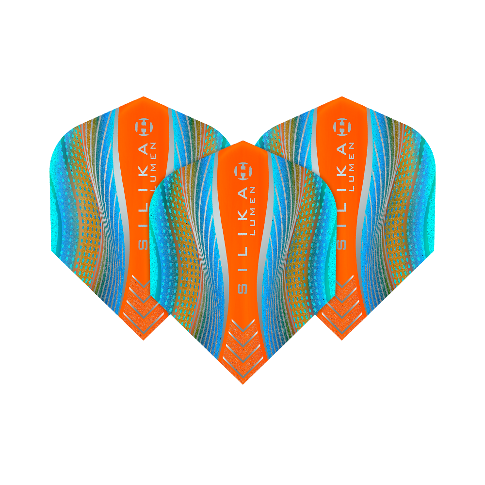 HF5126_Harrows_Silikia_Lumen_Cyan_Orange_No6_Flights_1b4IVe30S47Jfy Das Bild zeigt drei Dart-Flights des Modells „Harrows Silika Lumen Cyan Orange No6“. Die Flights sind in auffälligen Farben mit orangefarbenen, blauen und goldenen Mustern gestaltet.