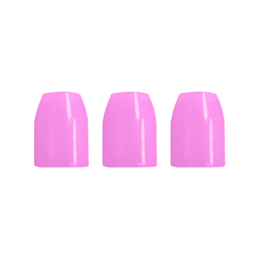 Das Bild zeigt drei nebeneinander stehende künstliche Fingernägel. Sie sind alle in einem glänzenden Pink lackiert.