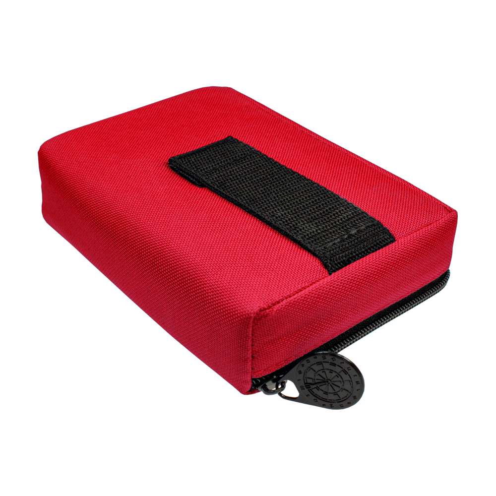 Auf dem Bild ist ein kleines, rotes Etui mit schwarzem Reißverschluss zu sehen. Es handelt sich um das Produkt „McDart Tasche Klein“.