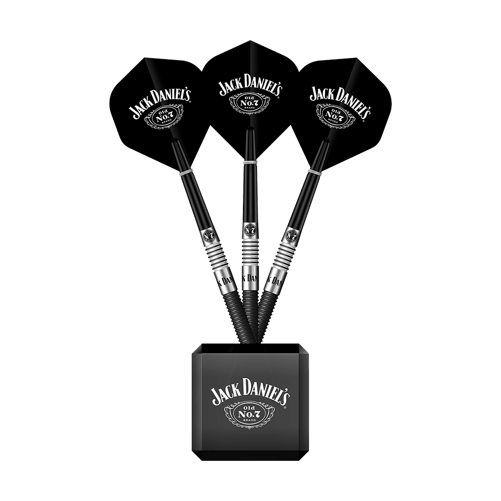JD7019_Mission_Jack_Daniels_W-rfel_Darts_Display_3 Das Bild zeigt drei schwarze Darts mit dem Jack Daniel's Logo auf den Flights. Sie sind in einem Würfel-Display mit ebenfalls sichtbarem Jack Daniel's Schriftzug aufgestellt.
