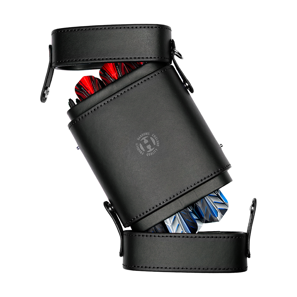 HRT-16396_Harrows_Prima_Dartcase_Black_1 Das Bild zeigt das Produkt "Harrows Prima Dartcase" in schwarzer Farbe. Aus dem Etui schauen einige Pfeile mit roten und blauen Flights heraus.