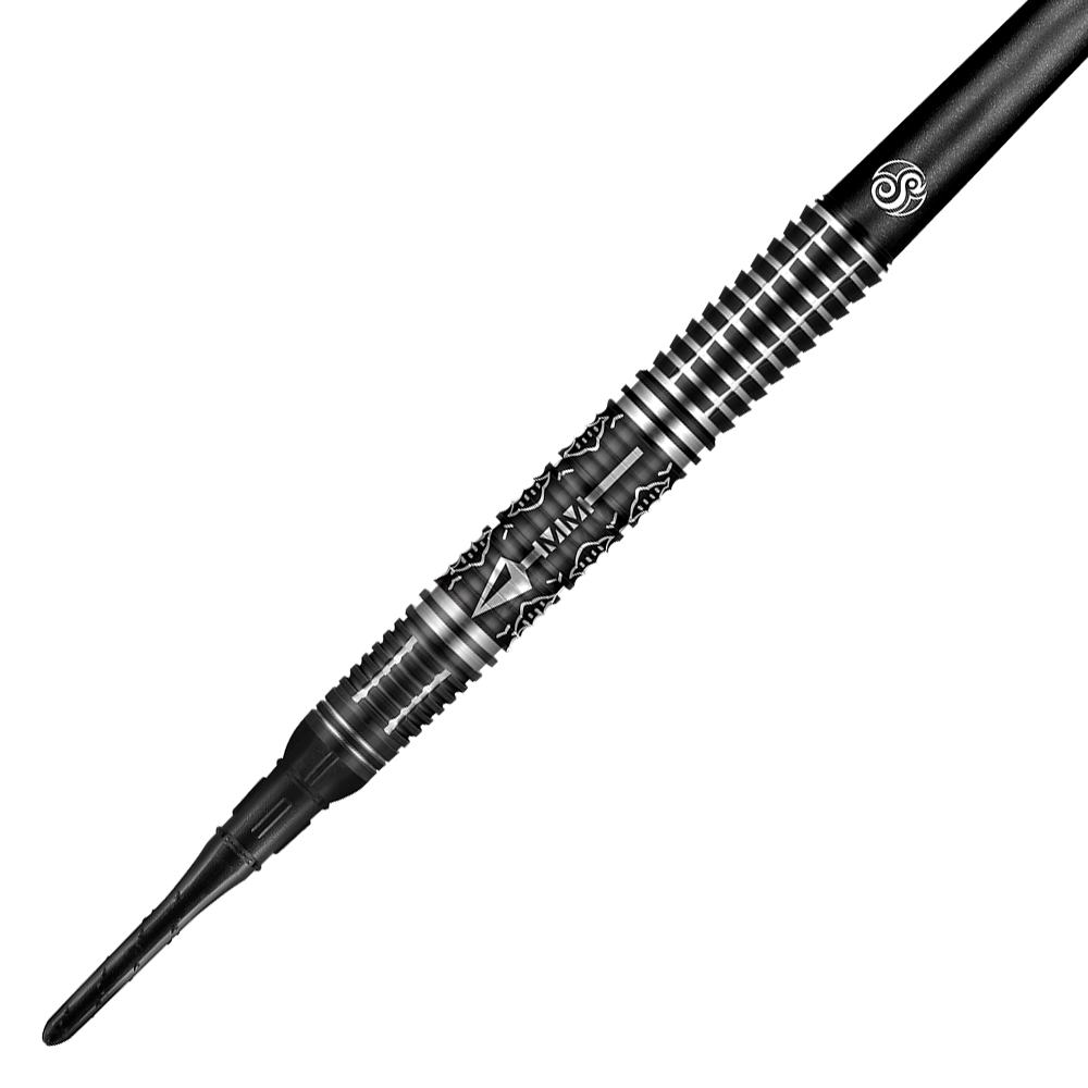 66760_Shot_Devon_Petersen_The_Courage_Softdarts_2 Auf dem Bild ist ein Softdart namens "Shot Devon Petersen The Courage" zu sehen. Der Dart hat ein schwarzes, silbern gemustertes Design mit feinen Gravuren.