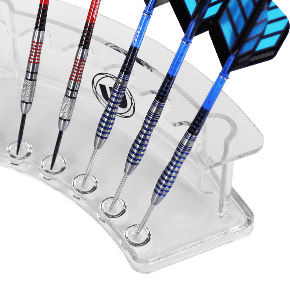 8435_Winmau_Wave_Dart_Display_Stand_3 Der Winmau Wave Dart Display Stand hält mehrere Darts ordentlich in einer transparenten Halterung. Die Darts sind sicher in einzelnen Aussparungen aufgestellt und gut sichtbar präsentiert.