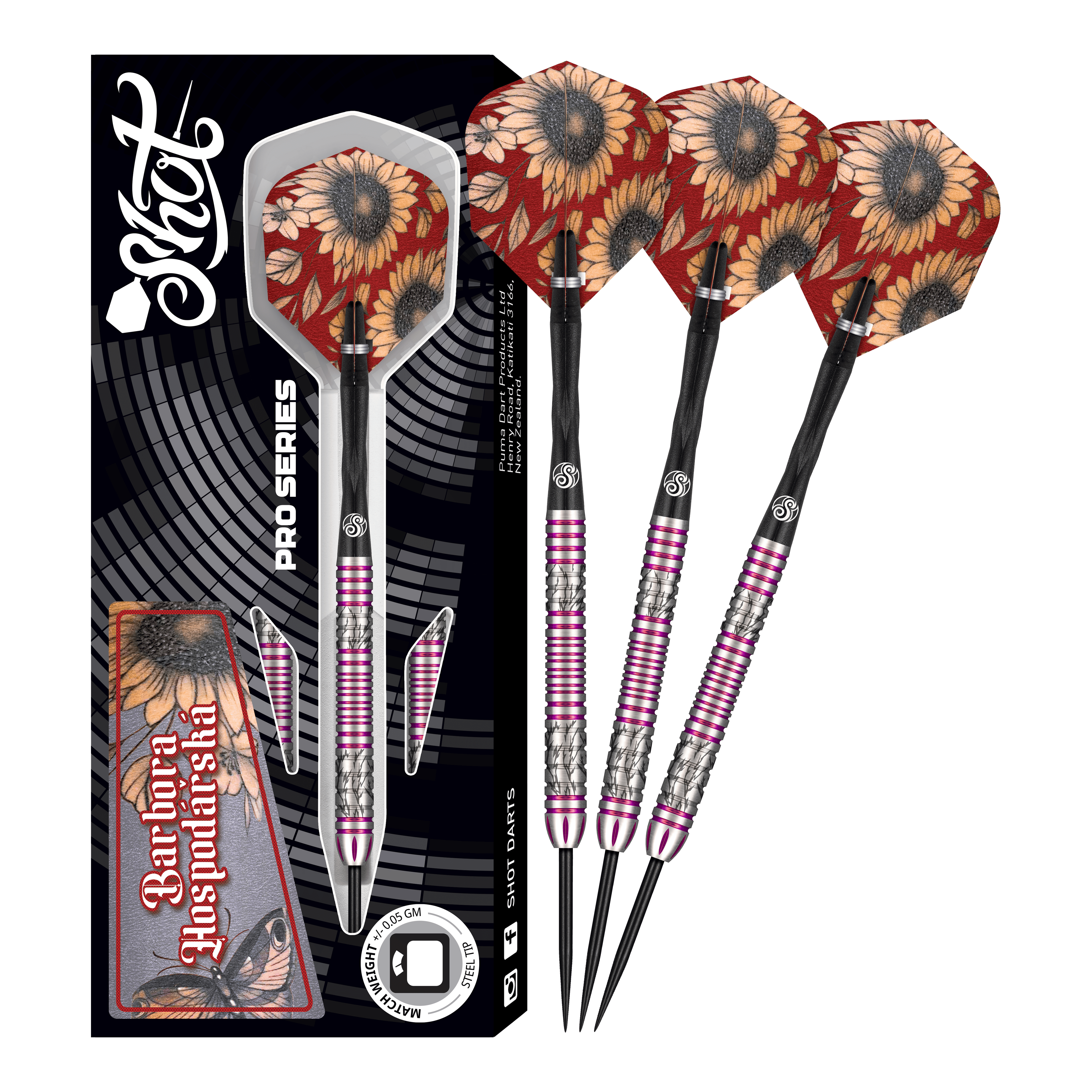 Shot Pro Series Barbora Hospodarska 2 Steeldarts - 23g Das Bild zeigt das Produkt "Shot Pro Series Barora Hospodarska Steeldarts - 23g" mit drei Steeldarts und einer Verpackung. Die Flights der Darts sind mit Sonnenblumenmotiven verziert.