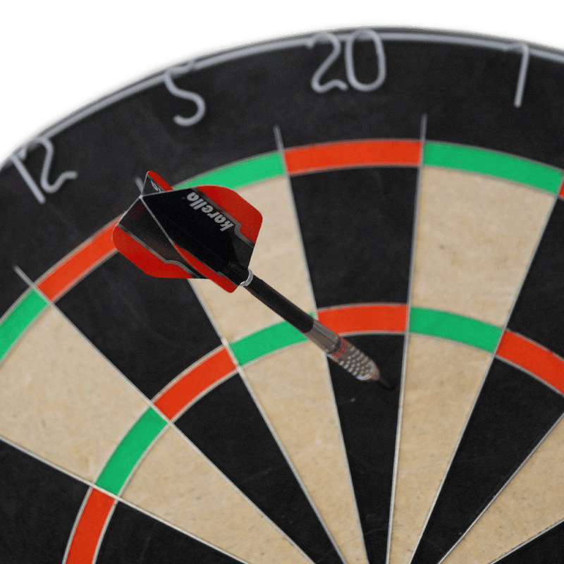 Karella Dartboard BullOut Set including 2 sets of steel darts Zu sehen ist das Karella Dartboard BullOut Set mit zwei Sätzen Steeldarts. Perfekt für Einsteiger und Fortgeschrittene.