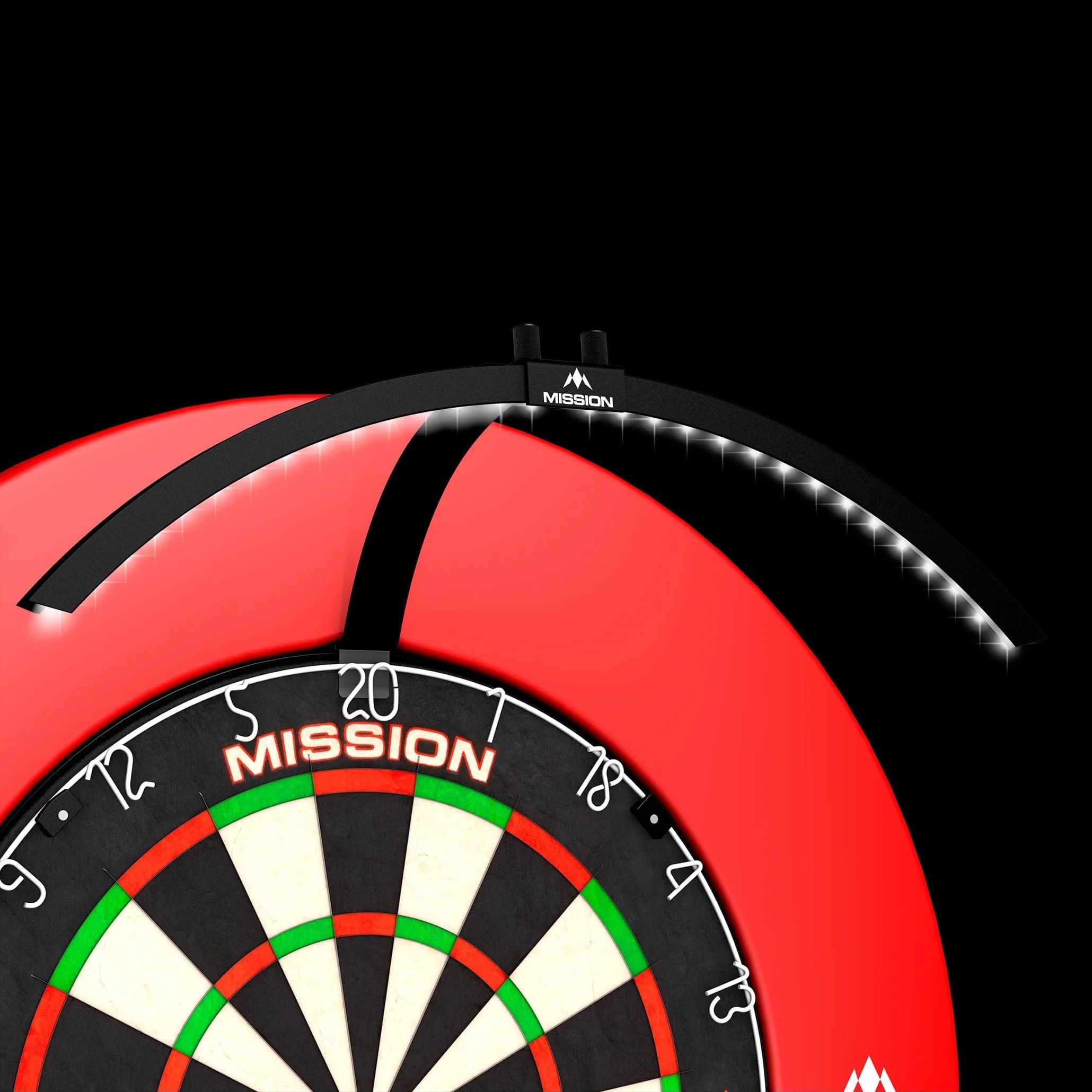 Mission Torus 100 Foldable LED Dartboard Lighting Das Bild zeigt das Produkt "Mission Torus 100 Faltbare LED Dartboard Beleuchtung" über einem Dartboard. Die LED-Beleuchtung ist halbkreisförmig und sorgt für eine gleichmäßige Ausleuchtung der Dartscheibe.