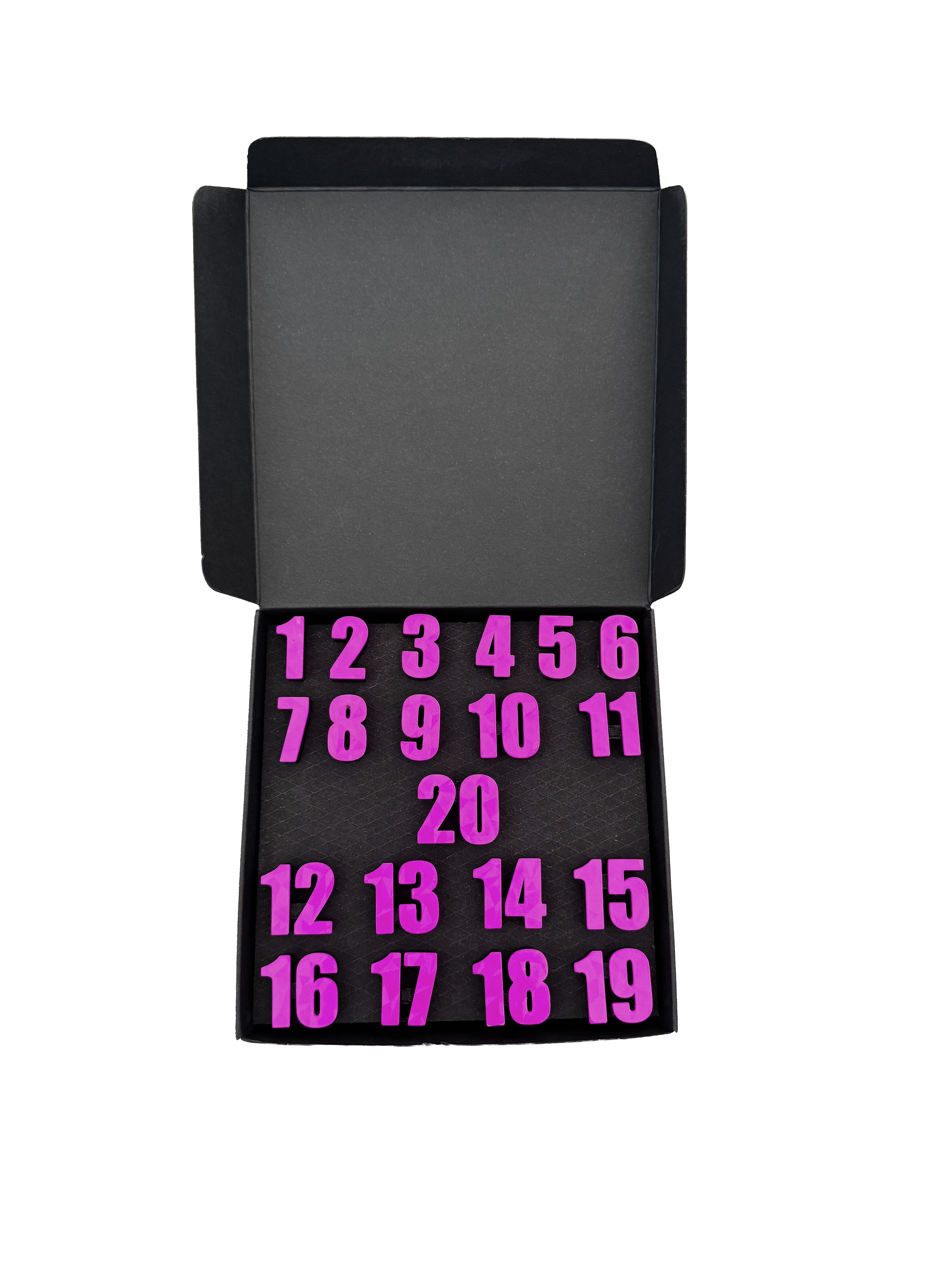 McDart Dartboard Number Rings / Number Ring Classic Eine klassische lila Box ist abgebildet. Die Schachtel ist einfach gestaltet und hebt sich farblich hervor.
