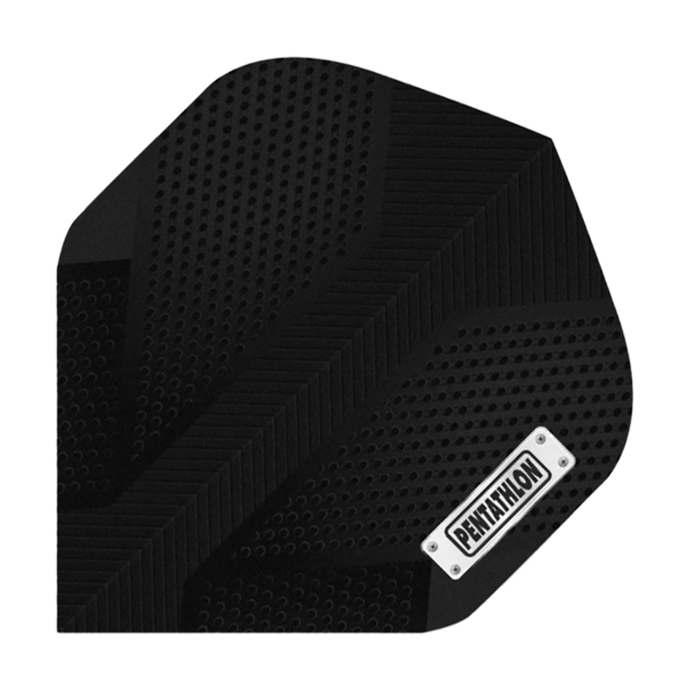 P59_Pentathlon_Carbon_Black_Standard_Flights_1 Das Bild zeigt ein schwarzes Dart-Flight mit strukturiertem Muster. In der unteren Ecke befindet sich ein silbernes Schild mit der Aufschrift "PENTATHLON".