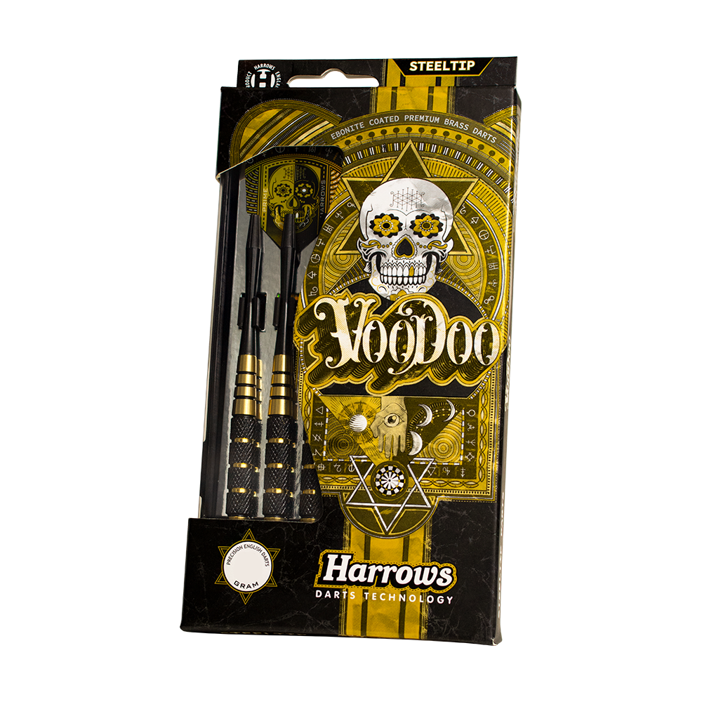 Die Abbildung zeigt die Verpackung der „Harrows Voodoo Brass Steeldarts“ mit auffälligem gelb-schwarzem Design und einem Totenkopf-Motiv. In der Verpackung sind drei Steeldarts sichtbar platziert.
