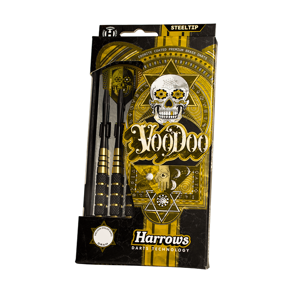 HA005116_Harrows_Voodoo_Brass_Steeldarts_3_-4_Harrows_Plastikbox Die Abbildung zeigt die Verpackung der „Harrows Voodoo Brass Steeldarts“ mit auffälligem gelb-schwarzem Design und einem Totenkopf-Motiv. In der Verpackung sind drei Steeldarts sichtbar platziert.