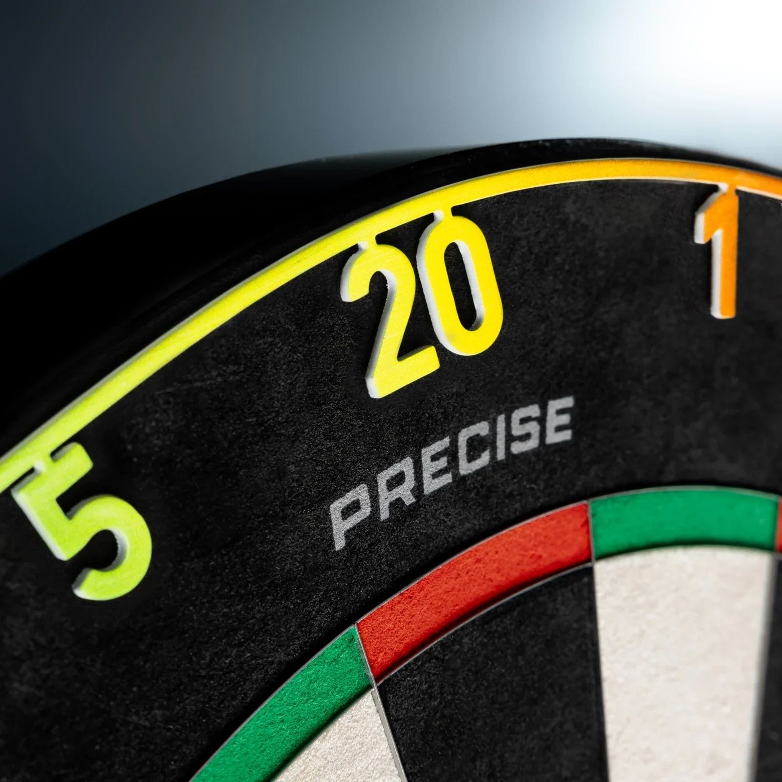 Precise 180 Endorphine steel dartboard with number ring - Spectrum Das Precise 180 Endorphine Steeldartboard mit Nummernring – Spectrum ist im Foto erkennbar. Das Bild hebt das Design und die Farben des Dartboards hervor.