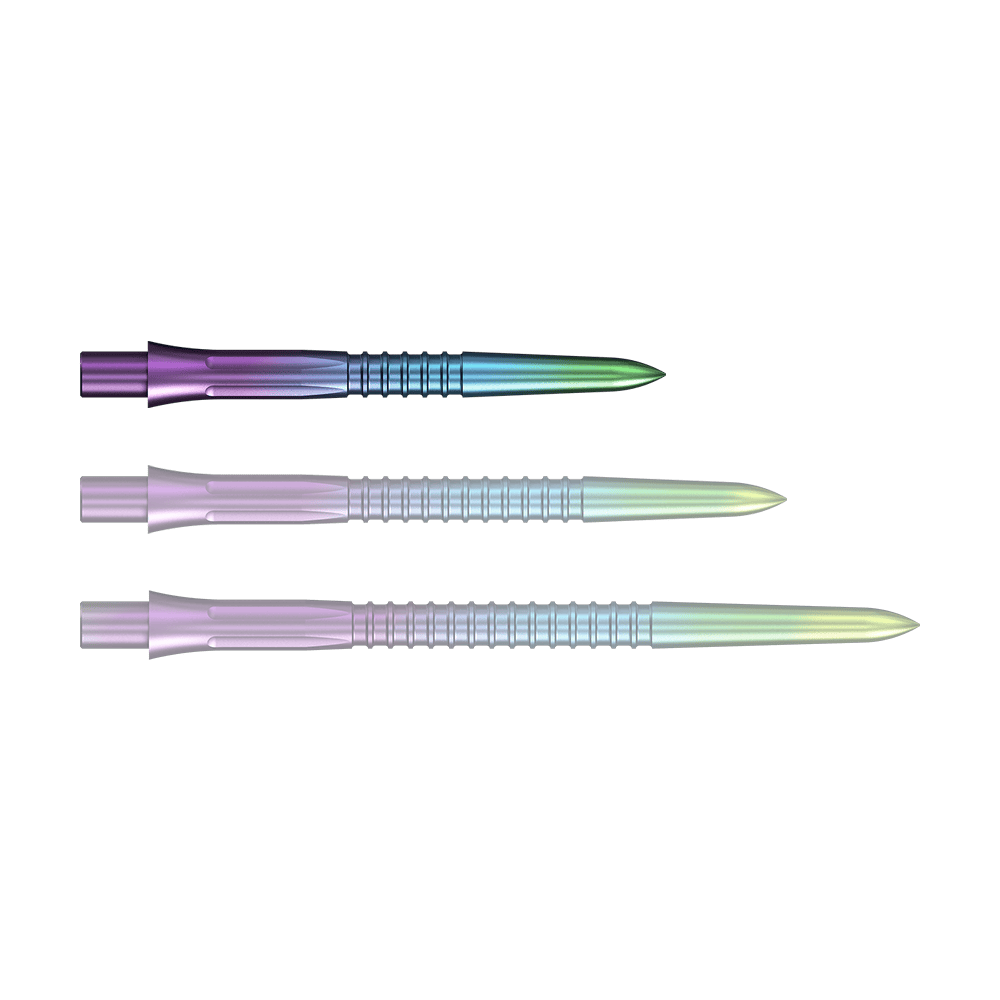 Gezeigt wird eine einzelne Steeldartspitze mit Rainbow-Effekt. Die Oberfläche schimmert in verschiedenen Farbtönen.
