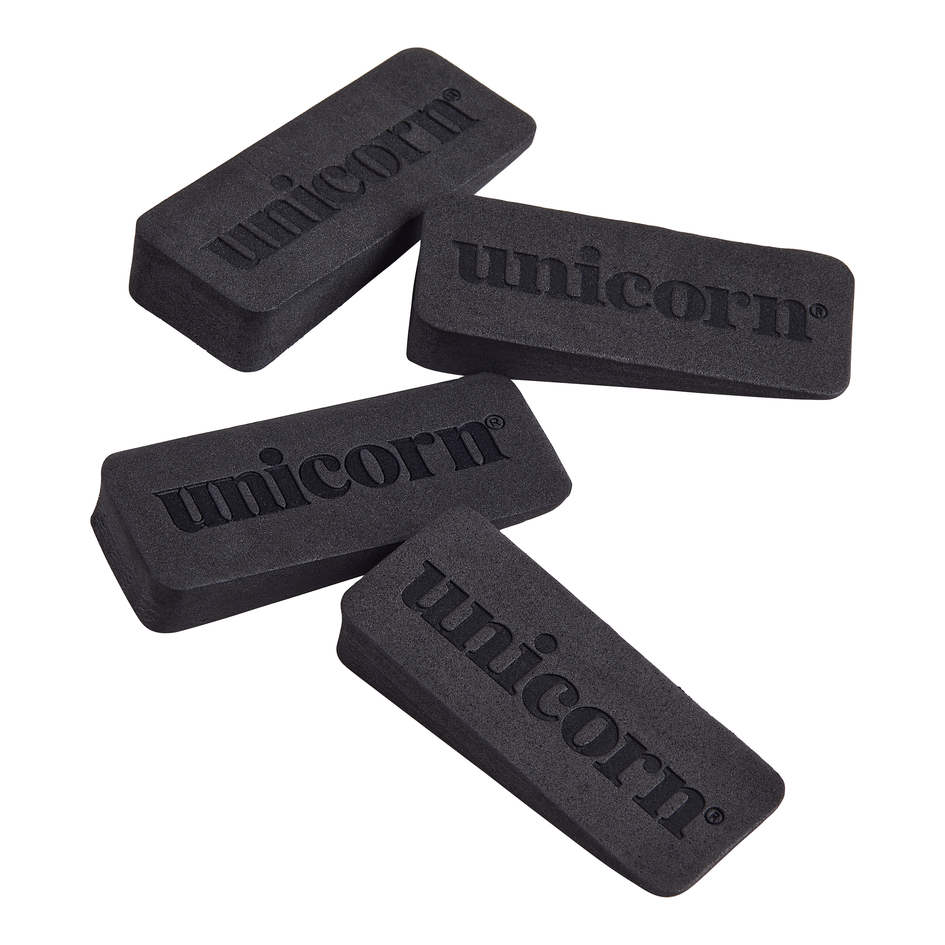 Unicorn dartboard wedges Auf dem Bild sind vier schwarze Keile mit dem Aufdruck "unicorn" zu sehen. Es handelt sich um Dartboard-Wedges, die zum Ausgleichen und Befestigen einer Dartscheibe verwendet werden.