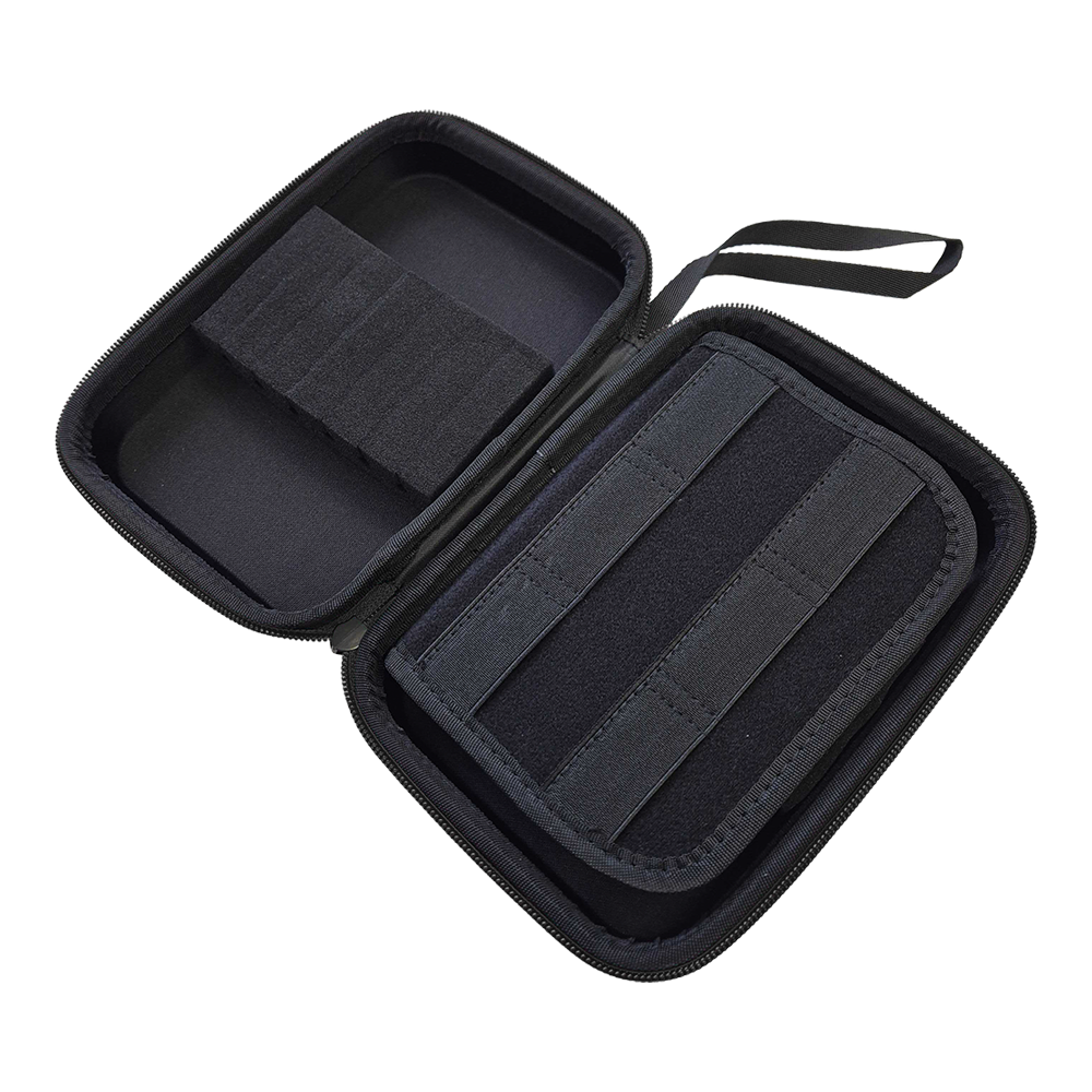 Auf dem Bild ist ein rotes Dartcase des Modells System 4 zu sehen. Die Tasche ist speziell zum Verstauen von Dartpfeilen entwickelt.