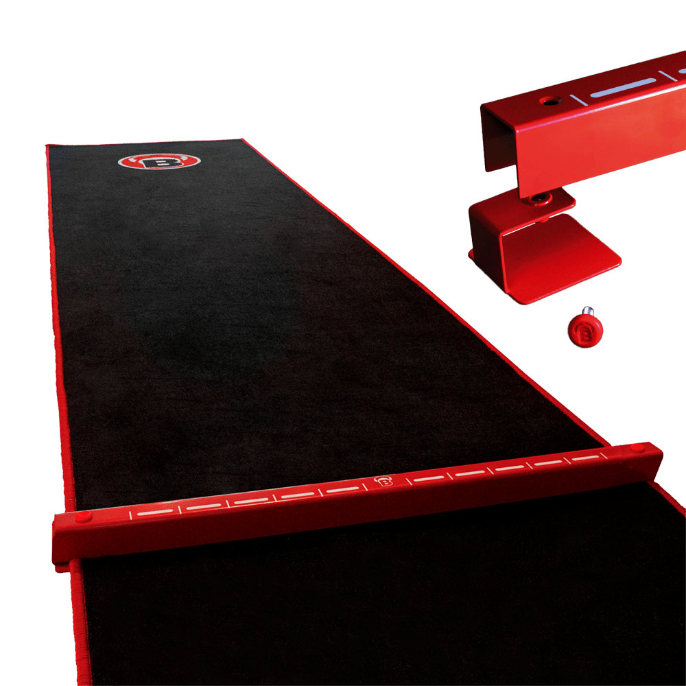 Das Bild zeigt das Bulls Oky System SET, bestehend aus einem schwarzen Teppich mit rotem Rand und einer roten Metall Oche. Es wird für das Dartspiel genutzt, um den Abwurflinie klar zu markieren.