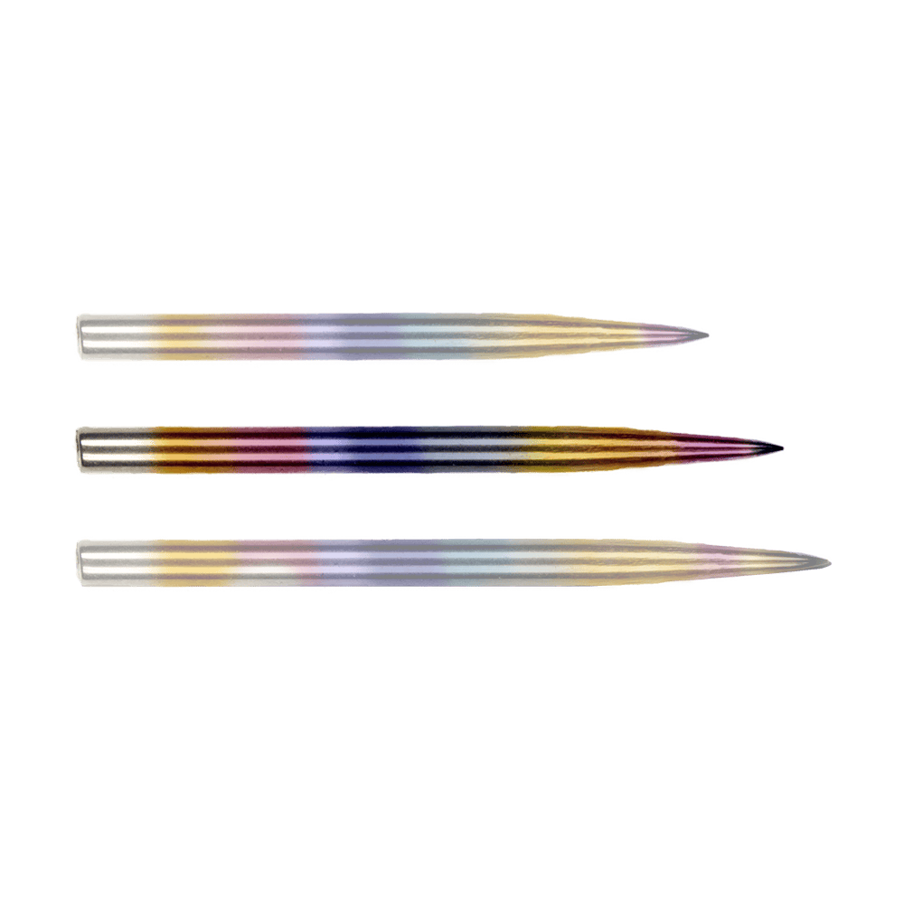 BU57614_BullsNL_Rainbow_Steeldartspitzen_35mm_1pub935uVnDznv Auf dem Bild sind drei Steeldartspitzen zu sehen, die nebeneinander liegen. Sie haben eine auffällige Regenbogenfärbung.