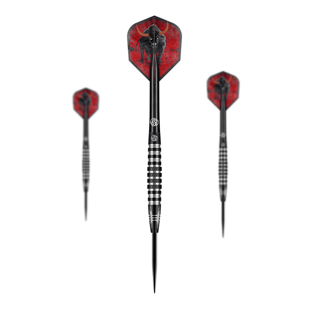 Shot Americana The Wrangler steel darts Das Bild zeigt drei Steeldarts des Produkts „Shot Americana The Wrangler“. Die Flights der Darts sind rot und mit einem schwarzen Stiermotiv verziert.