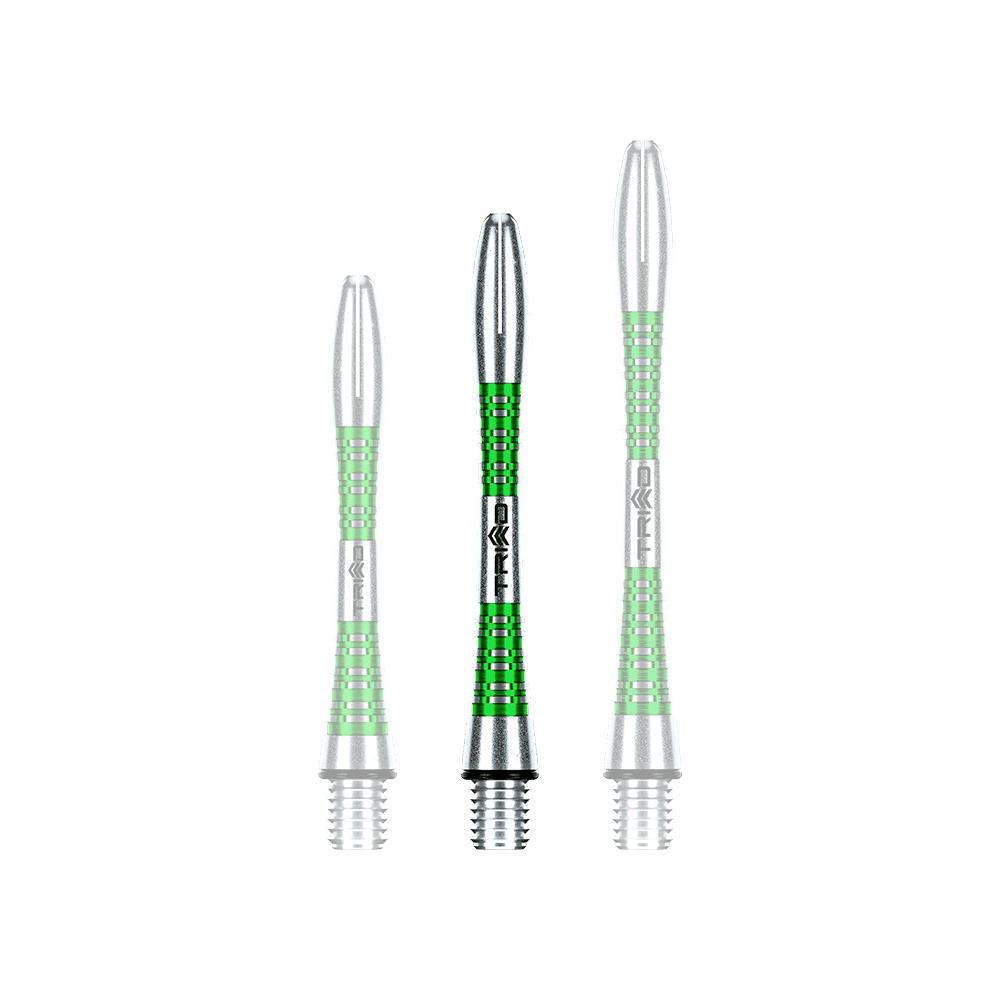 Das Bild zeigt drei grüne Winmau Triad Aluminium Shafts in verschiedenen Längen. Die Shafts haben ein silbernes und grünes Design mit gerillter Oberfläche.