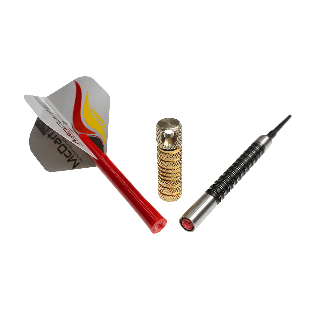 McDart Shaftrestentferner Das Bild zeigt den McDart Shaftrestentferner zusammen mit einem Dartpfeil und einem Dart-Barrel. Das goldfarbene Werkzeug in der Mitte dient zum Entfernen abgebrochener Shafts aus dem Dart-Barrel.