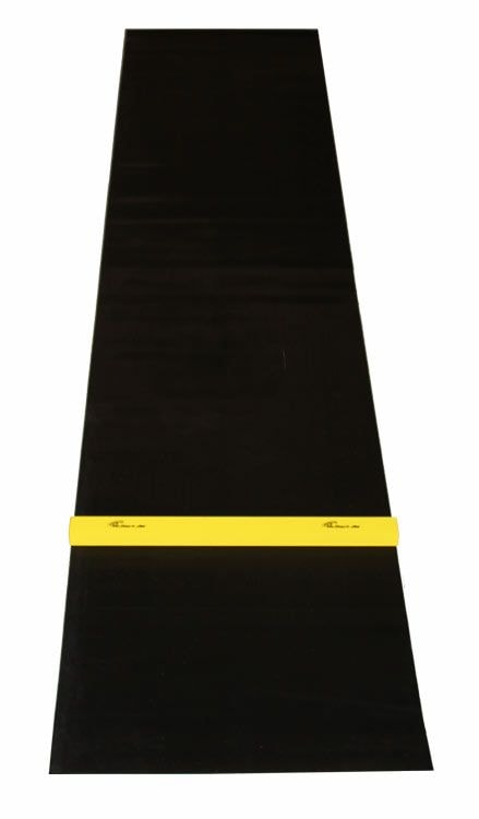 633_1 Auf dem Bild ist eine schwarze Gummimatte mit einer gelben Holz-Oche zu sehen. Die Matte wird für das Dartspiel verwendet.