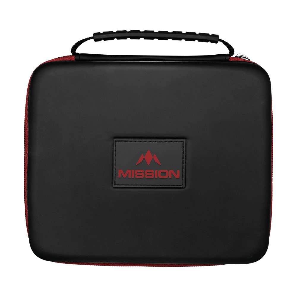 Mission Luxor Dart Wallet Die Abbildung zeigt eine schwarze Tasche mit einem Henkel und rotem Reißverschluss. Auf der Vorderseite befindet sich ein rechteckiges Logo mit der Aufschrift „MISSION“ in Rot.