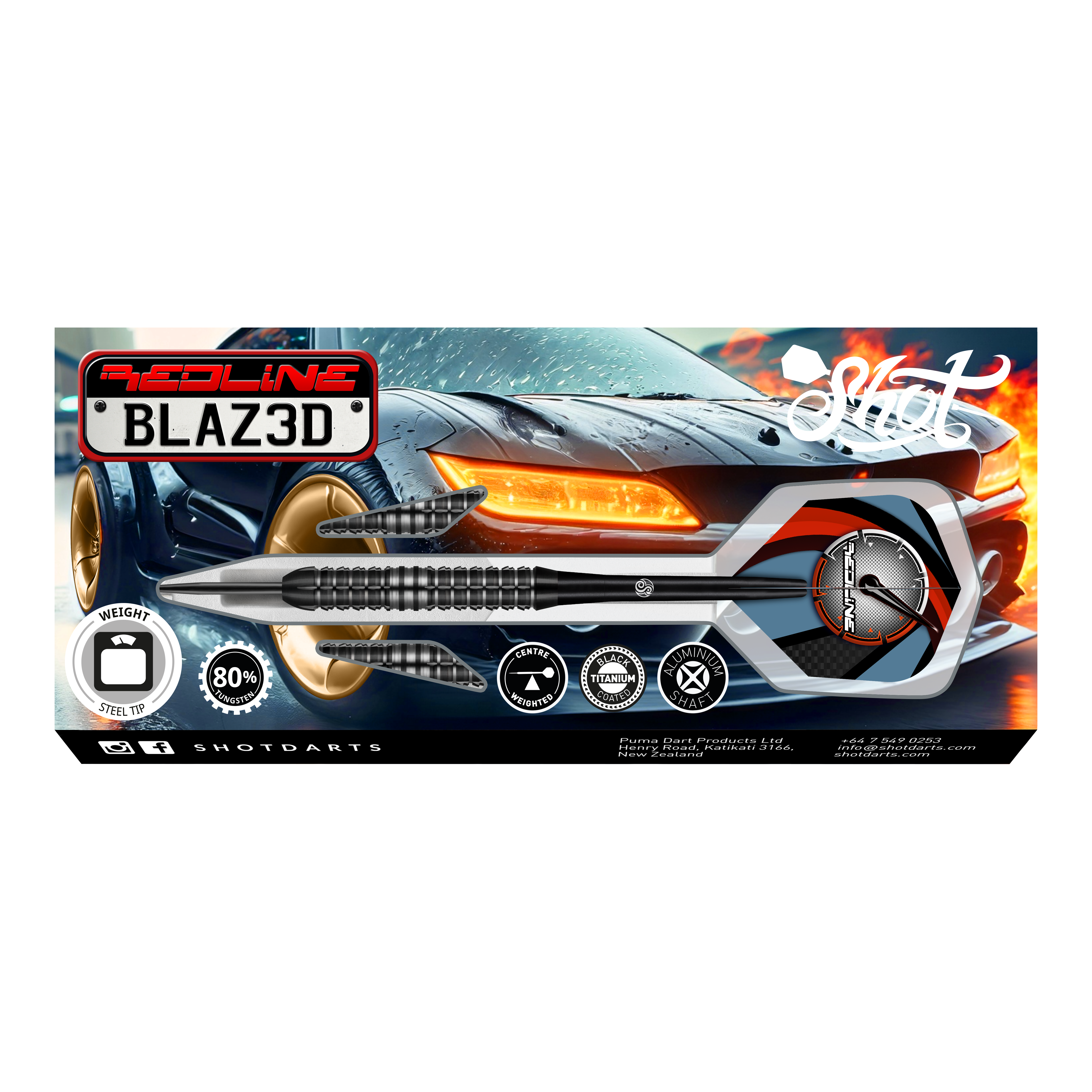 Shot Redline Blazed Steel Darts Das Bild zeigt die Verpackung der "Shot Redline Blazed Steeldarts" vor einem sportlichen Auto mit leuchtenden Scheinwerfern. Auf der Verpackung sind die Darts sowie verschiedene Produktsymbole und Informationen sichtbar.