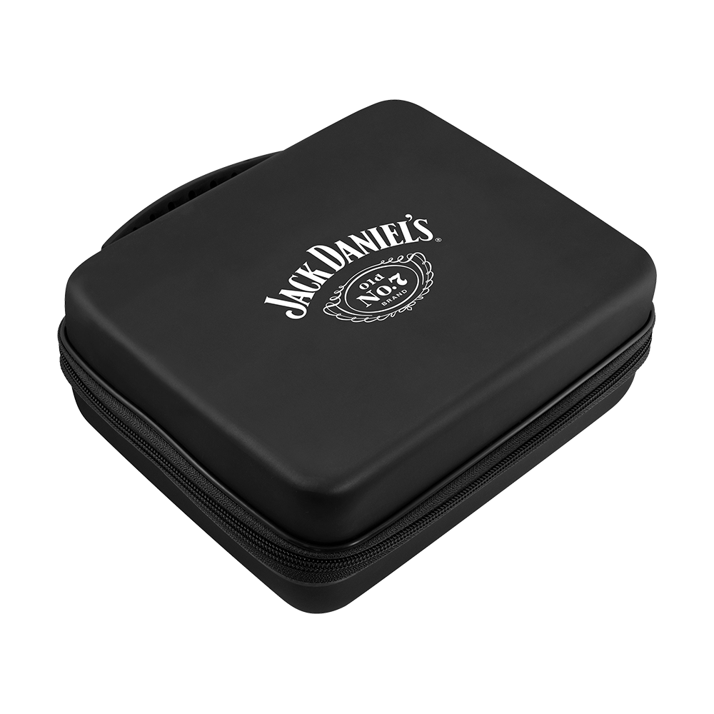 JD7023_Mission_Jack_Daniels_Luxor_Dartcase_2 Das Bild zeigt ein schwarzes Dartcase mit dem Jack Daniel's Logo darauf. Das Etui ist rechteckig und hat einen Reißverschluss.