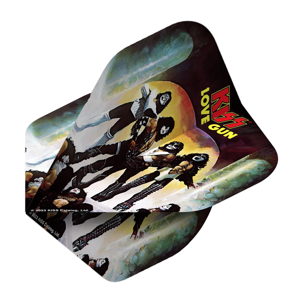 Das Bild zeigt einen Dartflight mit einem Motiv der Band KISS und der Aufschrift "Love Gun". Das Design ist farbenfroh und zeigt die Mitglieder der Band in fantasievollen Kostümen.