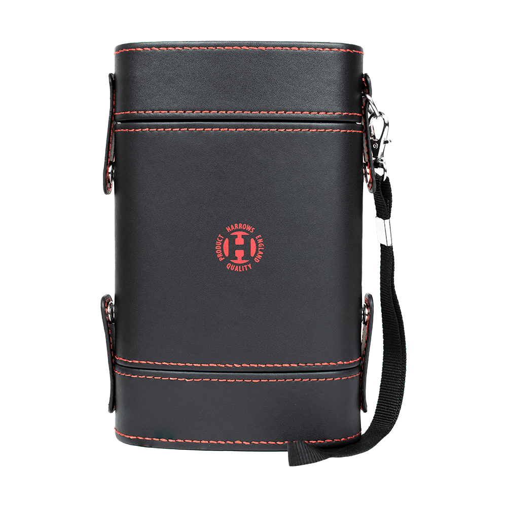 Das Bild zeigt ein Harrows Prima Dartcase in schwarzer Farbe mit roter Naht. In der Mitte befindet sich ein rundes Harrows-Logo, und an der Seite ist ein schwarzer Trageriemen befestigt.