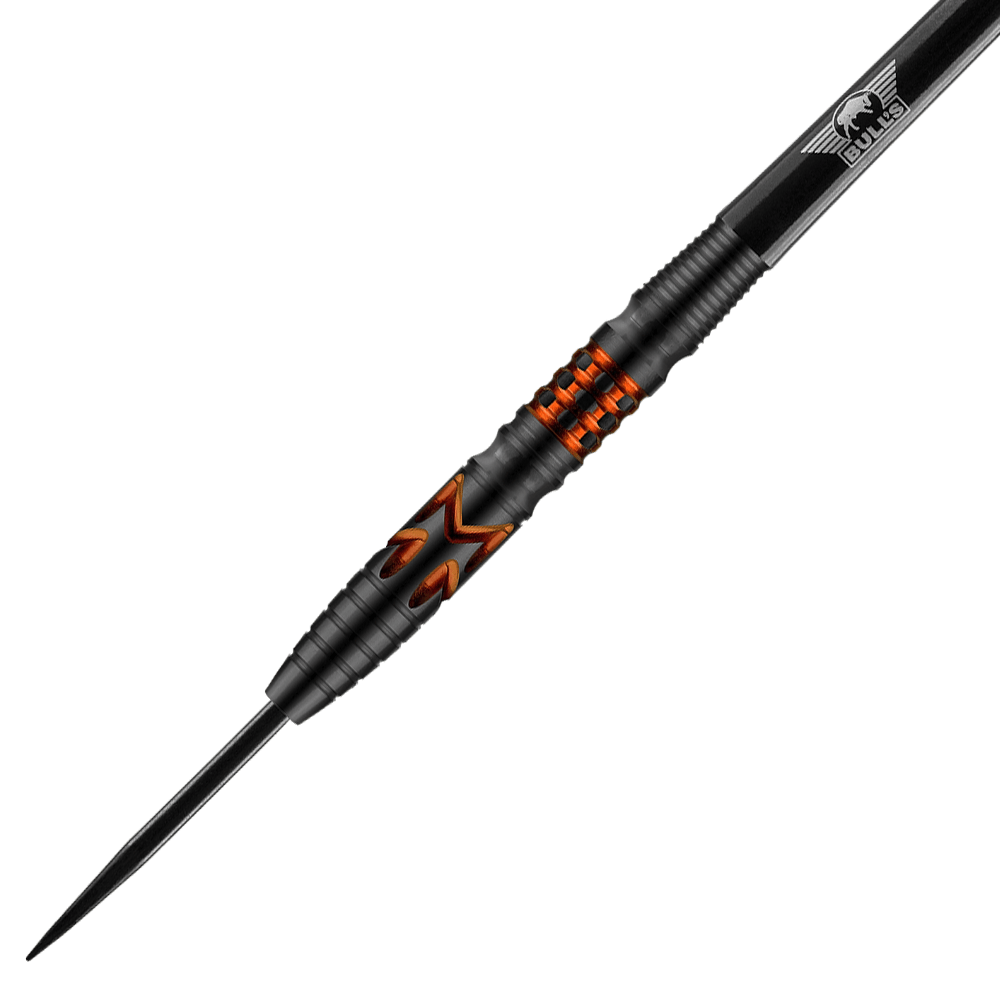 BU26223_BullsNL_Martijn_Kleermaker_90_Steeldarts_2 Auf dem Bild ist ein schwarzer Steeldart mit orangefarbenen Akzenten zu sehen. Der Dart trägt das Logo von Bulls und hat ein modernes, geriffeltes Design.