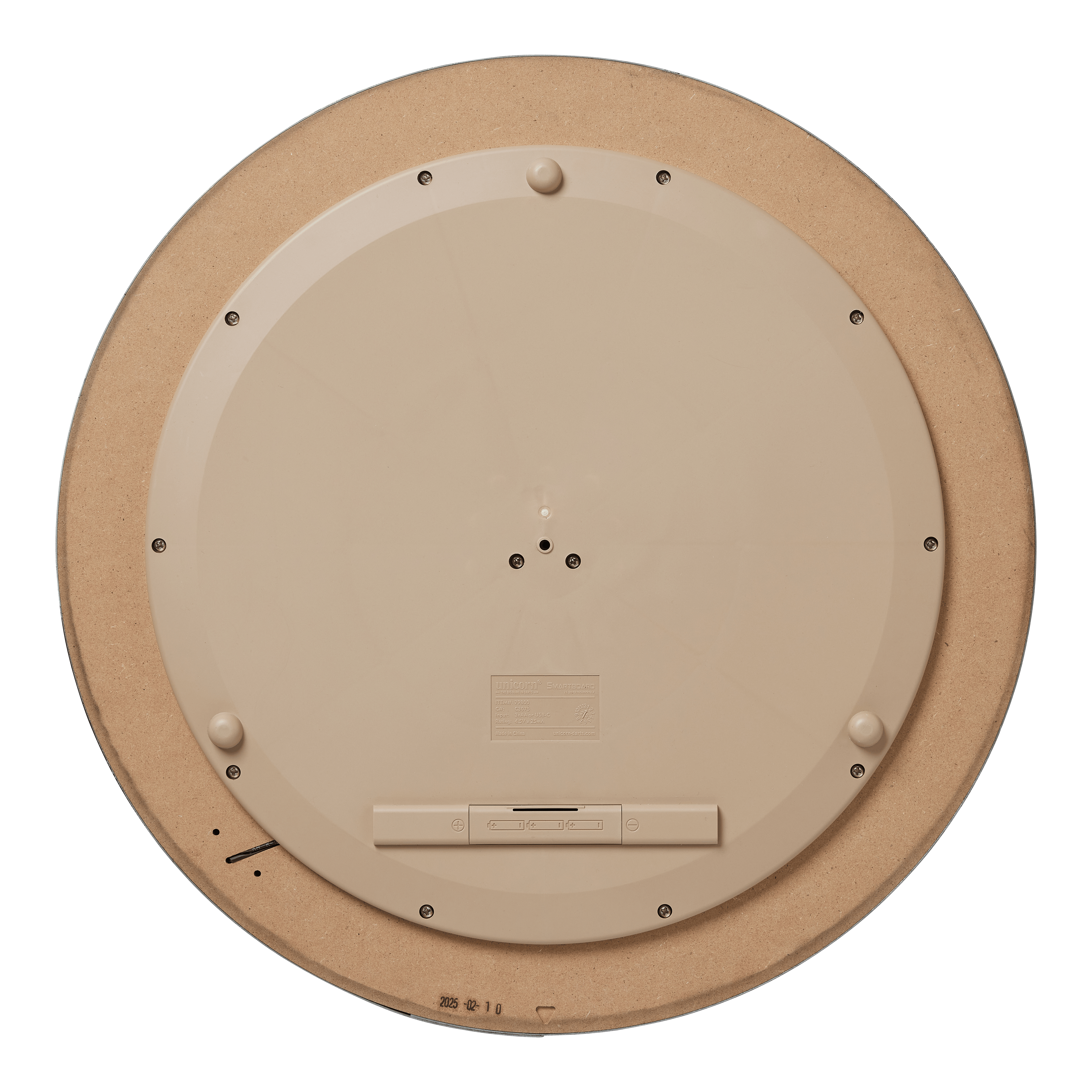 Unicorn Eclipse Smartboard steel dartboard Dies ist die Rückseite des Unicorn Eclipse Smartboard Steeldartboards. Sie zeigt eine kreisförmige, beige Kunststoffabdeckung mit mehreren Schrauben und einem Batteriefach.