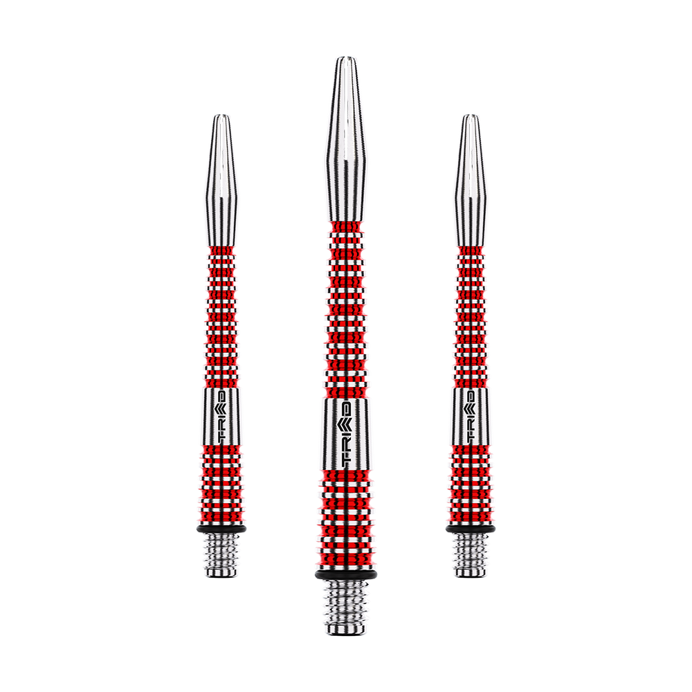 Das Bild zeigt drei Aluminium Dartschäfte in Silber und Rot. Sie haben ein geriffeltes Design und sind unterschiedlich lang angeordnet.