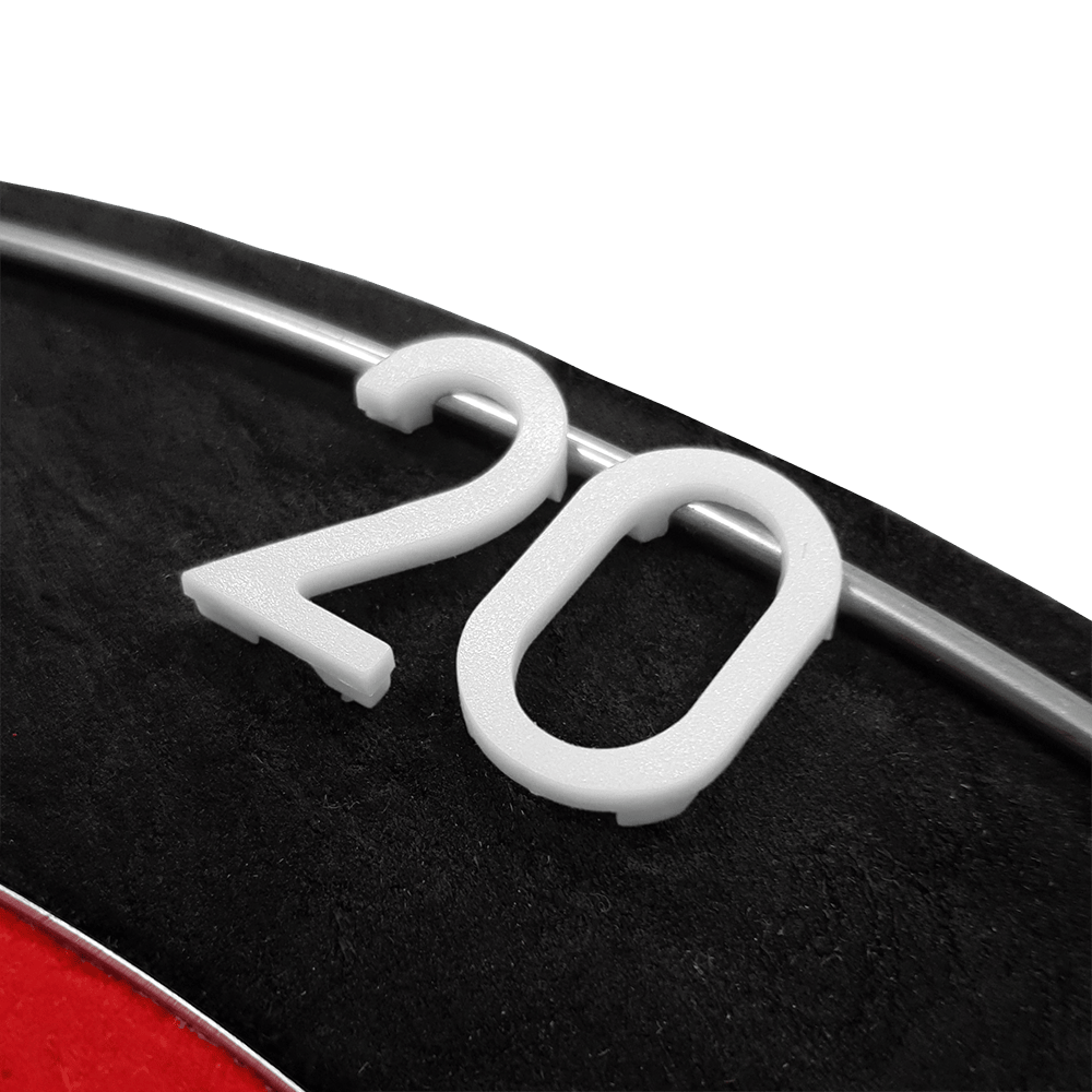 Das Bild zeigt eine weiße Ersatznummer „20“ auf einem Dartboard. Die Zahl ist aus Kunststoff und an einem Metallring befestigt.