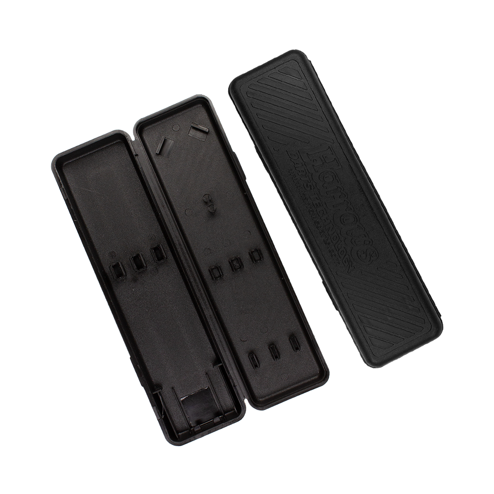 Harrows_PlastikboxhyVLFcFiWN4uK Das Bild zeigt eine geöffnete schwarze Kunststoffbox für Darts. Auf dem Deckel steht der Markenname "Harrows".