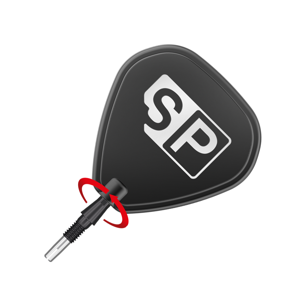 Das Bild zeigt die Spitze eines Dartpfeils mit einem schwarzen Flight, auf dem die Buchstaben "SP" zu sehen sind. Zwei rote Pfeile heben den Verbindungsbereich zwischen Schaft und Flight hervor.