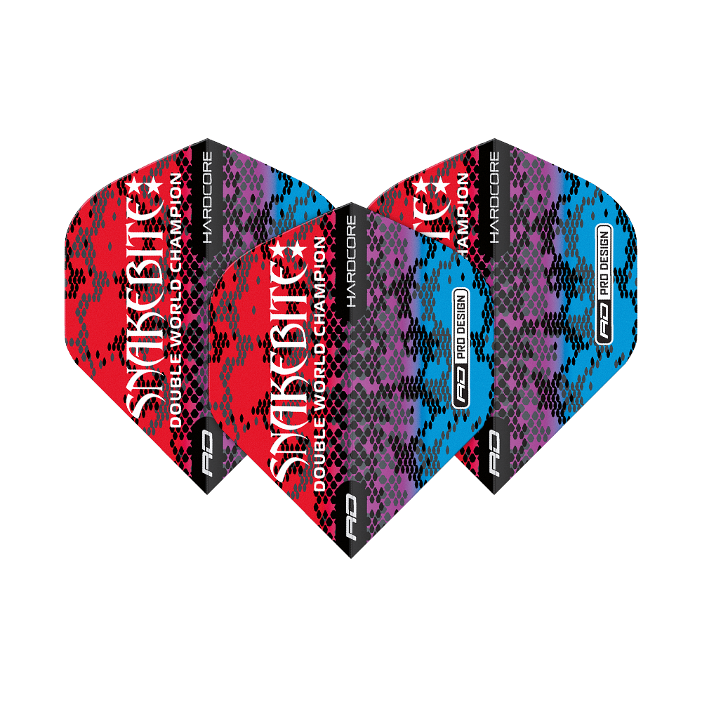 TF6843_Red_Dragon_Hardcore_Peter_Wright_Snakebite_Multi_Snakeskin_Red_Standard_Flights_10Yf2SPYYYiEl4 Das Bild zeigt drei Dartflights mit einem bunten Schlangenhautmuster in Rot, Lila und Blau. Auf den Flights steht "Snakebite Double World Champion" sowie der Markenname "Red Dragon".