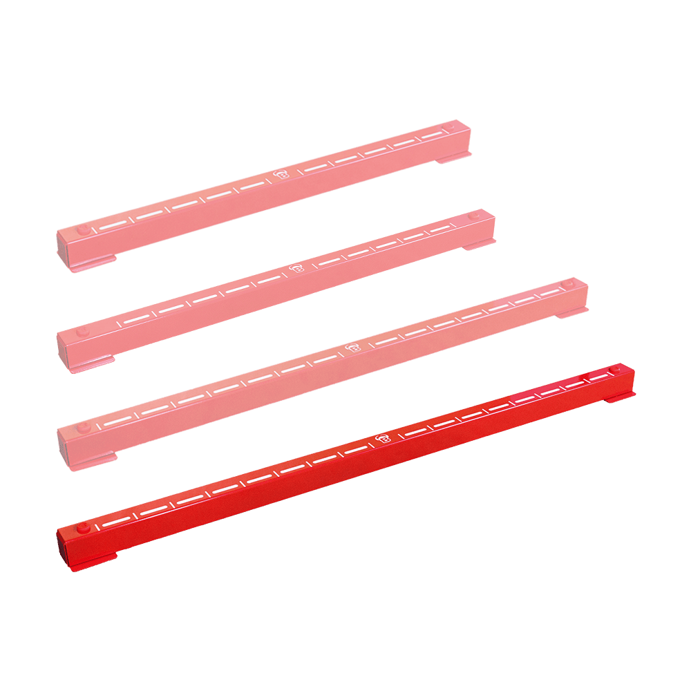 Das Bild zeigt vier rote Metallbalken mit weißen Markierungen, die als Bulls Oky Metall Oche bezeichnet werden. Diese werden beim Darts als Abwurflinie verwendet.