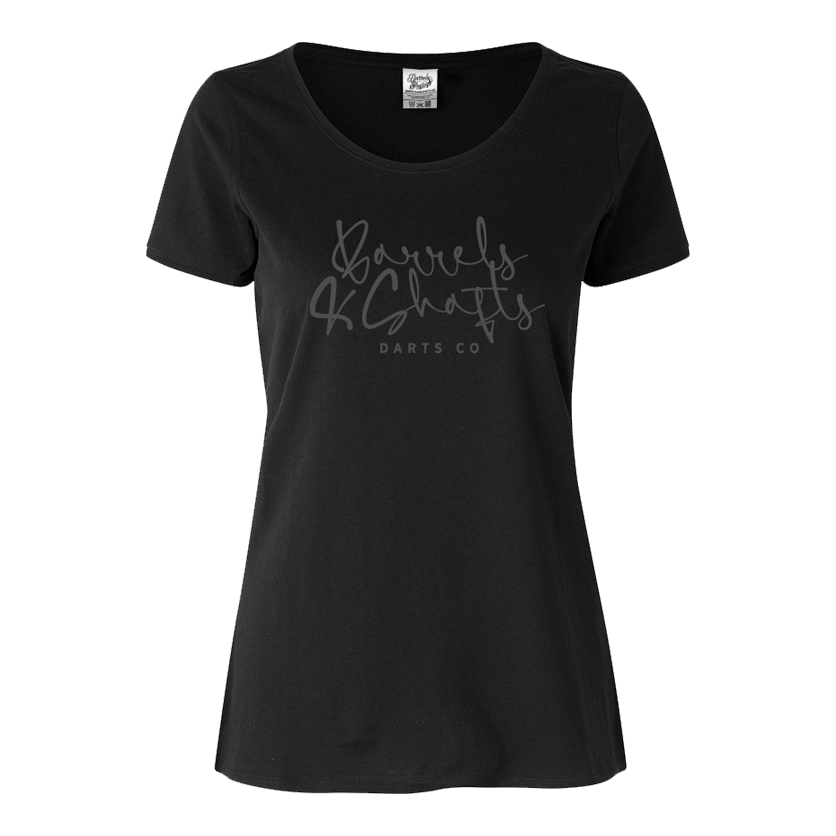 Barrels and Shafts Women's T-Shirt - Black Dieses Bild zeigt ein schwarzes Damen-T-Shirt mit der Aufschrift „Barrels and Shafts DARTS CO“ auf der Vorderseite. Das T-Shirt hat einen klassischen Rundhalsausschnitt und einen schlichten, modernen Stil.