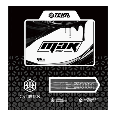 Caliburn Player MAK steel darts Das Bild zeigt die Verpackung der Caliburn Player MAK Steeldarts mit einem Gewicht von 23,5g. Die Verpackung hebt das moderne Design und eine Lebenszeitgarantie hervor.